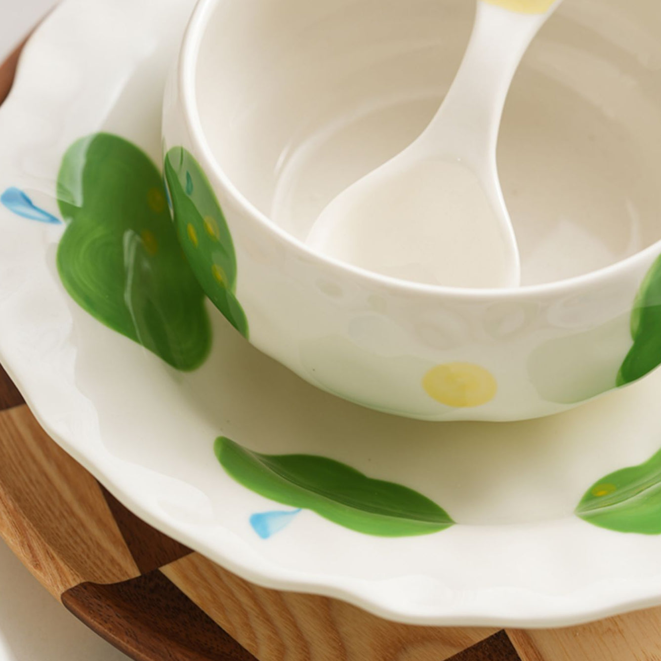 Underglazed Pretty Ceramic Bowls Plates Saucer Set