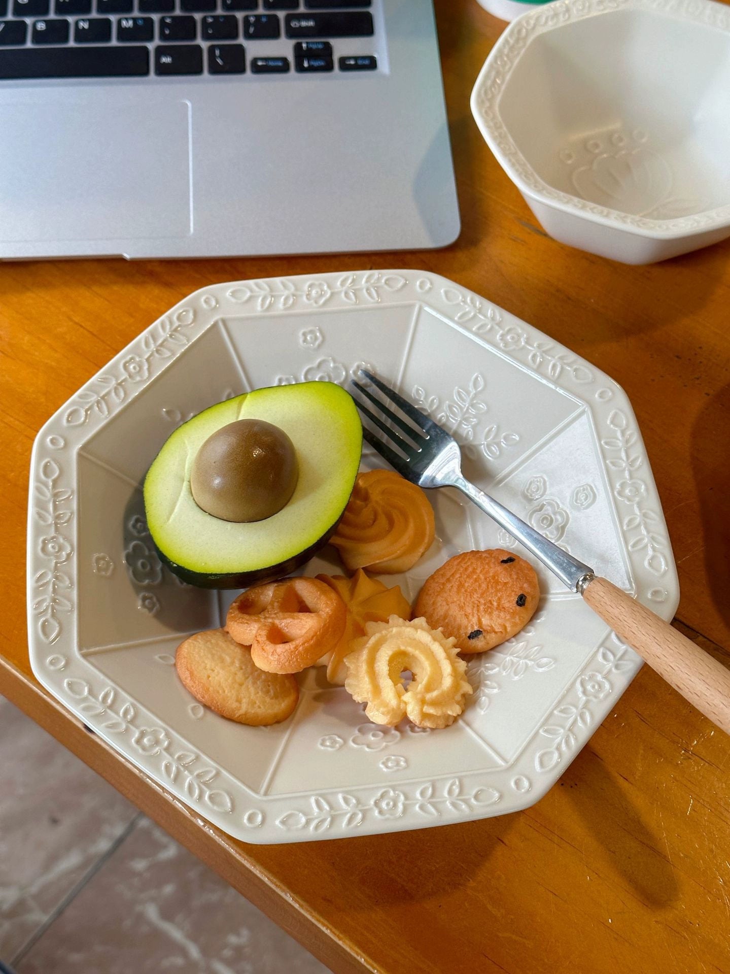 Exquisite Embossed Birds-themed Ceramic Bowl Plate