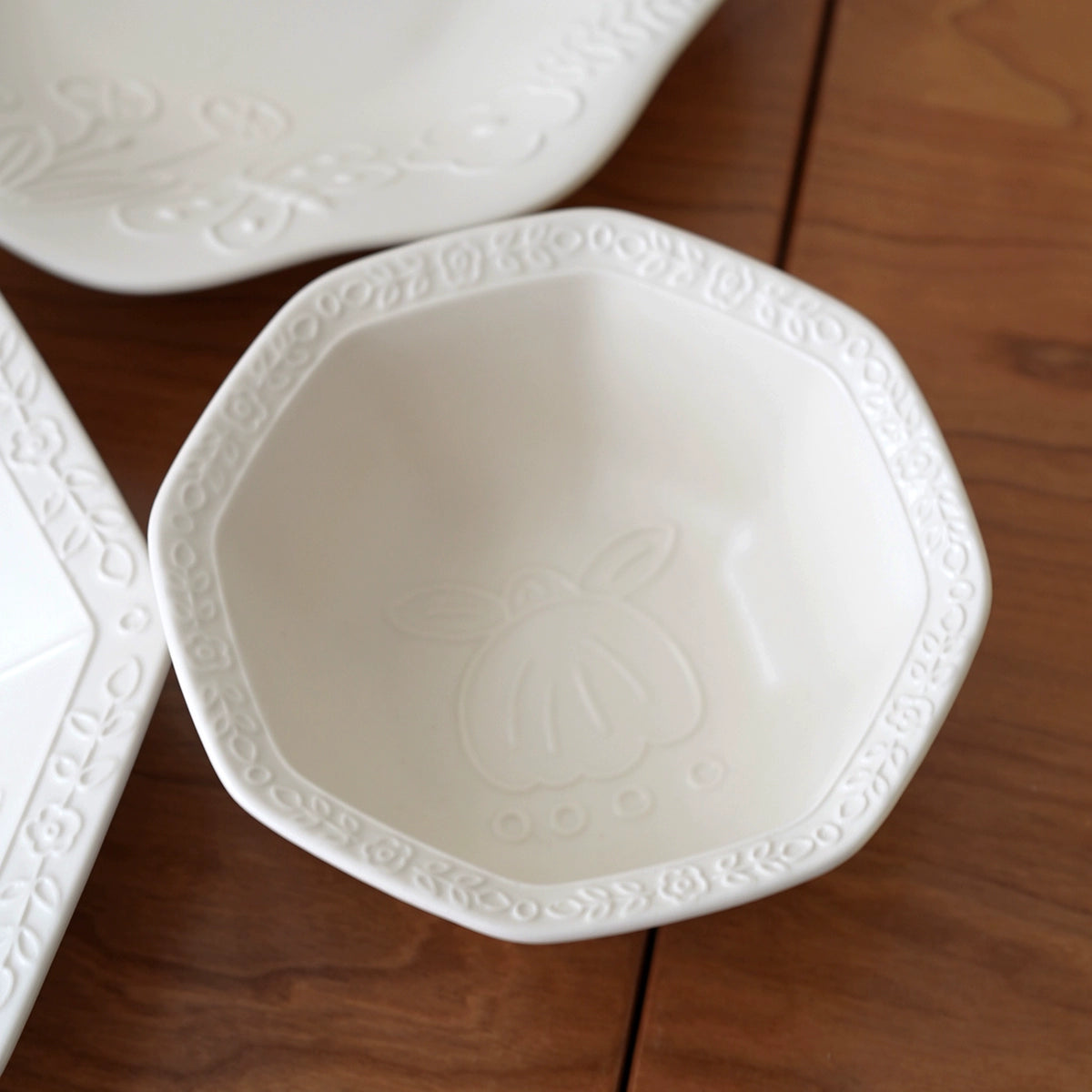 Exquisite Embossed Birds-themed Ceramic Bowl Plate